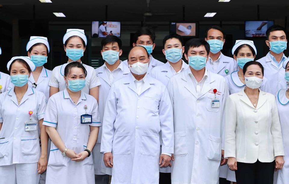Chủ tịch nước Nguyễn Xuân Phúc với đội ngũ y bác sỹ Bệnh viện huyện Củ Chi. (Ảnh: Thống Nhất/TTXVN)