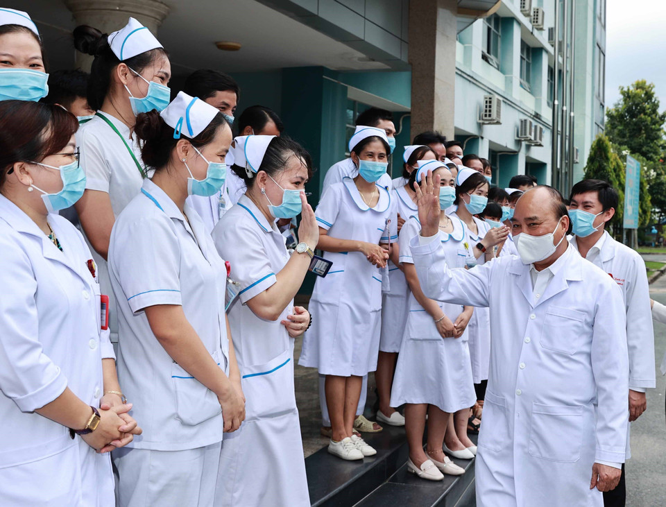 Chủ tịch nước Nguyễn Xuân Phúc với đội ngũ y bác sỹ Bệnh viện huyện Củ Chi. (Ảnh: Thống Nhất/TTXVN)