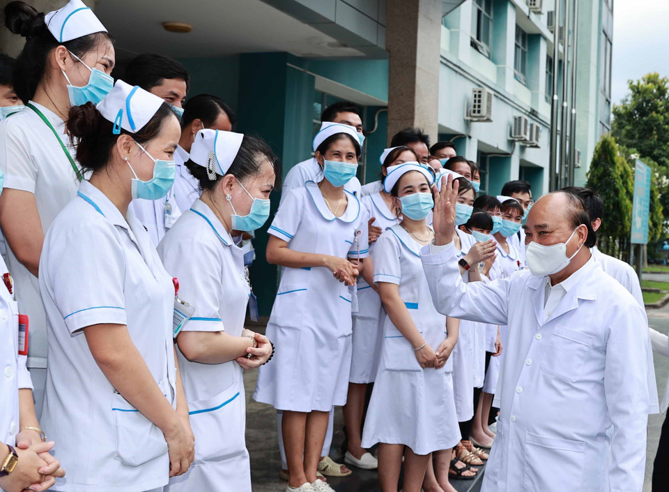 Chủ tịch nước Nguyễn Xuân Phúc với đội ngũ y bác sỹ Bệnh viện huyện Củ Chi. (Ảnh: Thống Nhất/TTXVN)