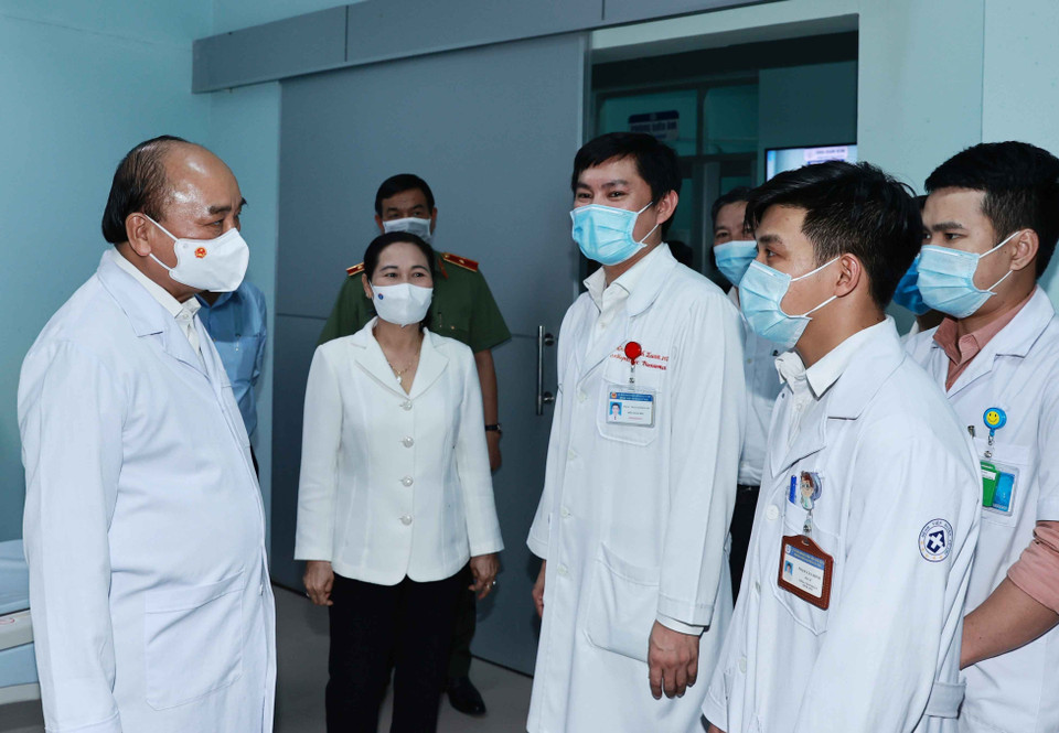 Chủ tịch nước Nguyễn Xuân Phúc với đội ngũ y bác sỹ Bệnh viện huyện Củ Chi. (Ảnh: Thống Nhất/TTXVN)