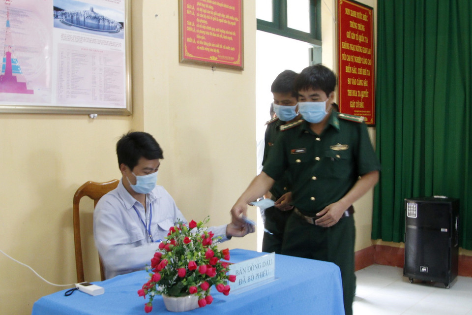 Cử tri thực hiện quyền bầu cử trên cụm đảo Hòn Khoai, Cà Mau. (Ảnh: Kim Há/TTXVN)