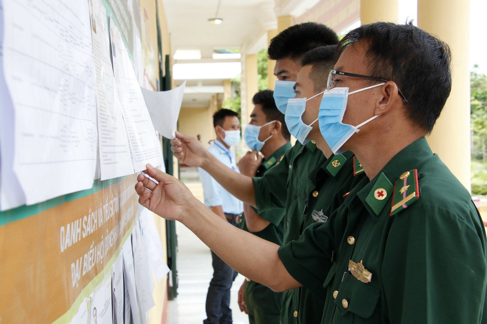 Cử tri thực hiện quyền bầu cử trên cụm đảo Hòn Khoai, Cà Mau. (Ảnh: Kim Há/TTXVN)