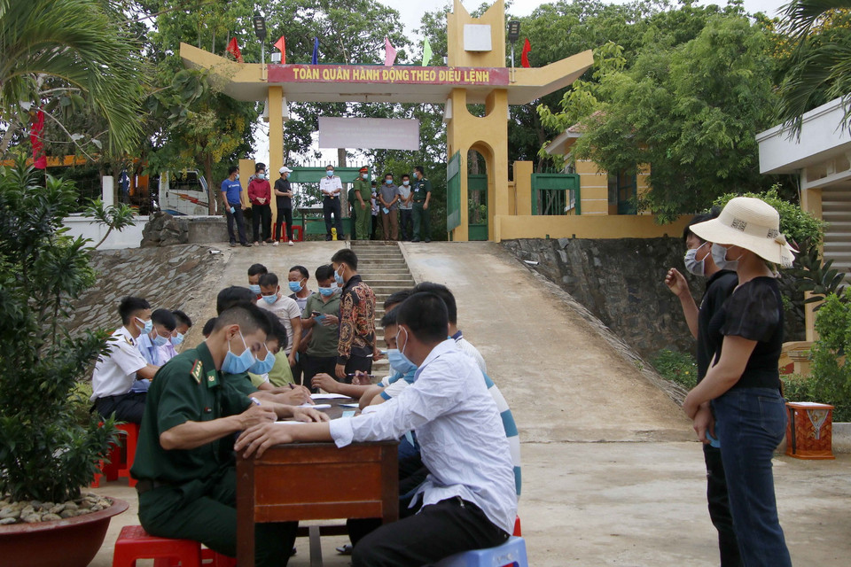 Cử tri thực hiện quyền bầu cử trên cụm đảo Hòn Khoai, Cà Mau. (Ảnh: Kim Há/TTXVN)