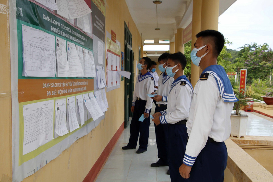 Cử tri thực hiện quyền bầu cử trên cụm đảo Hòn Khoai, Cà Mau. (Ảnh: Kim Há/TTXVN)