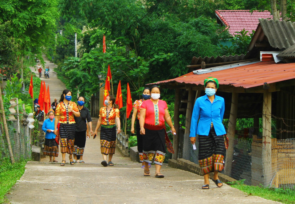 Cử tri đồng bào dân tộc thiểu số các xã miền núi, biên giới Nghệ An phấn khởi đi bỏ phiếu sớm. (Ảnh: Tá Chuyên/TTXVN)