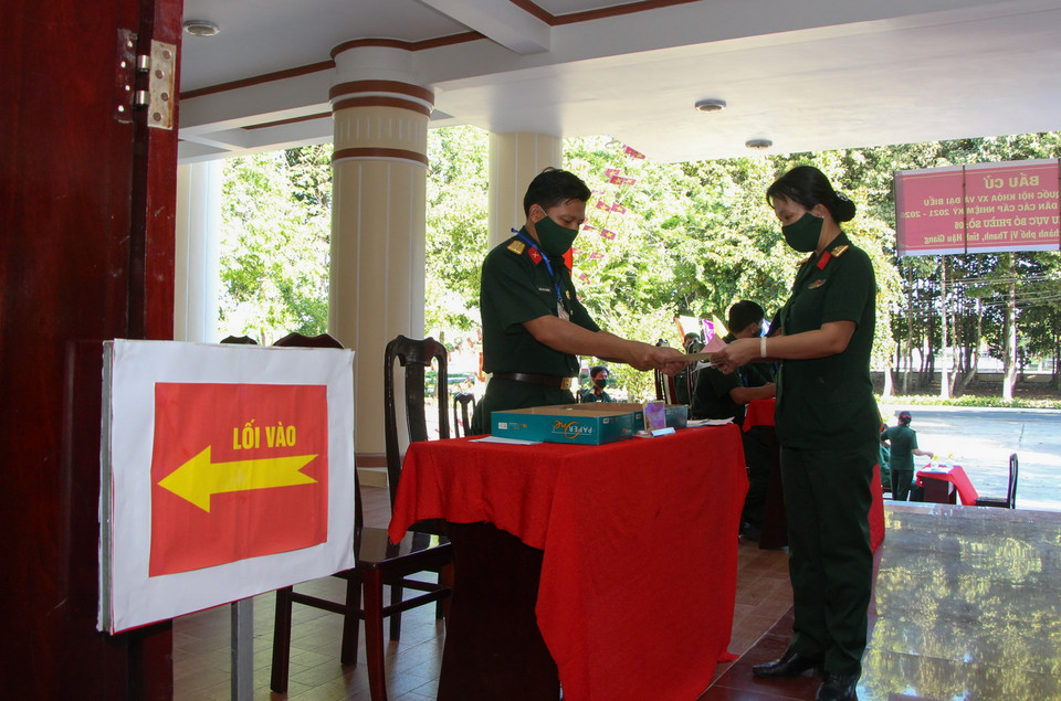 Cử tri lực lượng vũ trang Hậu Giang bầu cử sớm. (Ảnh: Hồng Thái/TTXVN)