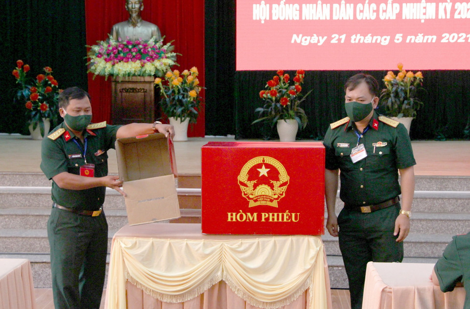 Cử tri lực lượng vũ trang Hậu Giang bầu cử sớm. (Ảnh: Hồng Thái/TTXVN)