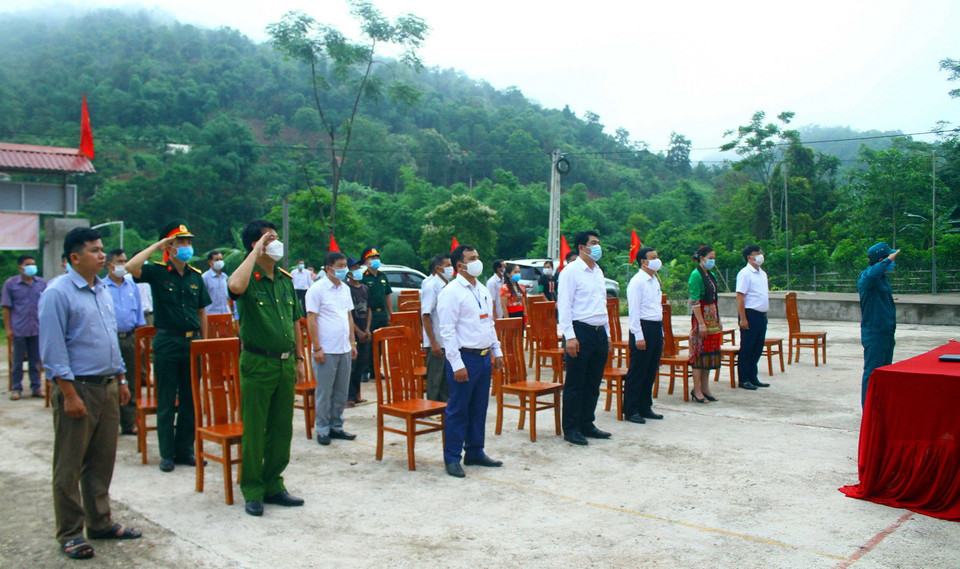 Cử tri đồng bào dân tộc thiểu số các xã miền núi, biên giới Nghệ An phấn khởi đi bỏ phiếu sớm. (Ảnh: Tá Chuyên/TTXVN)