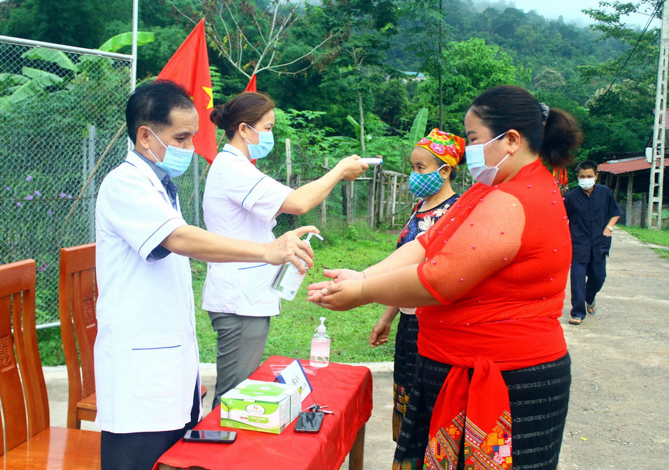 Cử tri đồng bào dân tộc thiểu số các xã miền núi, biên giới Nghệ An phấn khởi đi bỏ phiếu sớm. (Ảnh: Tá Chuyên/TTXVN)