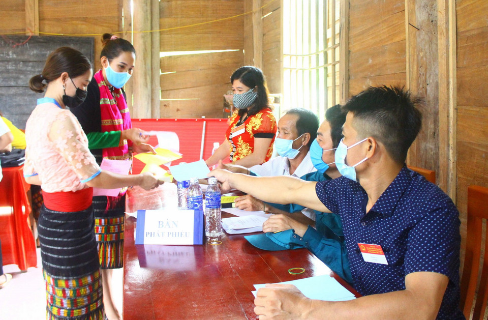 Cử tri đồng bào dân tộc thiểu số các xã miền núi, biên giới Nghệ An phấn khởi đi bỏ phiếu sớm. (Ảnh: Tá Chuyên/TTXVN)