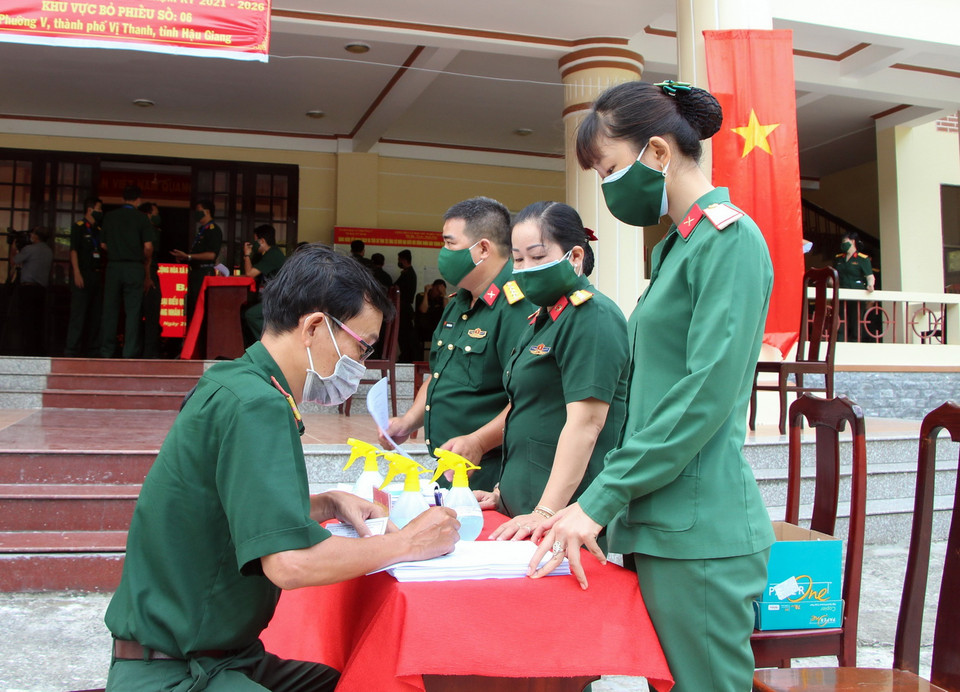 Cử tri lực lượng vũ trang Hậu Giang bầu cử sớm. (Ảnh: Hồng Thái/TTXVN)