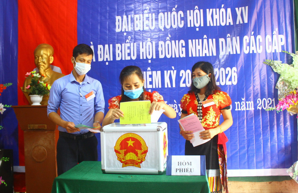 Cử tri đồng bào dân tộc thiểu số các xã miền núi, biên giới Nghệ An phấn khởi đi bỏ phiếu sớm. (Ảnh: Tá Chuyên/TTXVN)