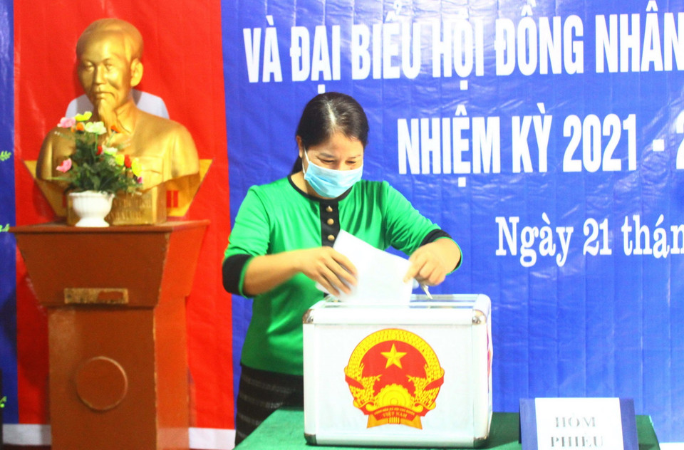 Cử tri đồng bào dân tộc thiểu số các xã miền núi, biên giới Nghệ An phấn khởi đi bỏ phiếu sớm. (Ảnh: Tá Chuyên/TTXVN)