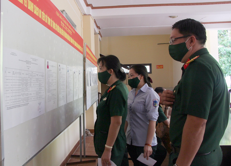 Cử tri lực lượng vũ trang Hậu Giang bầu cử sớm. (Ảnh: Hồng Thái/TTXVN)
