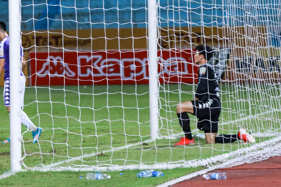 Hà Nội nhận bàn thua thứ hai khi Dominik Schmitt bật cao đánh đầu dũng mãnh. Tình huống này, Bùi Tiến Dũng không kịp phản xạ và có lần thứ hai vào lưới nhặt bóng. (Ảnh: Nguyên An/Vietnam+)