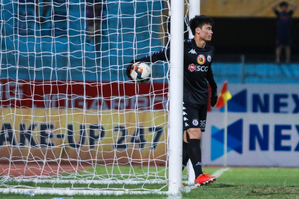 Bùi Tiến Dũng phải vào lưới nhặt bóng lần đầu sau cú sút phạt đẹp mắt của Thanh Hải. Tình huống này, anh đã đổ người sai hướng và không thể cản phá thành công. (Ảnh: Nguyên An/Vietnam+)