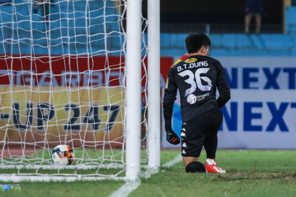 Lần đầu bắt chính cho đội bóng thủ đô, Bùi Tiễn Dũng đã phải 2 lần vào lưới nhặt bóng vì hàng thủ Hà Nội FC chơi hớ hênh, để đối thủ ghi bàn. (Ảnh: Nguyên An/Vietnam+)