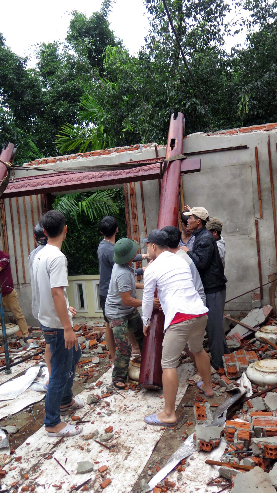 Công nhân tháo dỡ các công trình kiến trúc bằng gỗ.(Ảnh: Nguyễn Sơn/TTXVN)