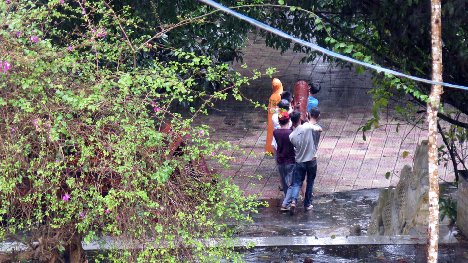  Ngày 2/1/2019, hàng chục công nhân đang tiến hành tháo dỡ các ngôi nhà gỗ trong biệt phủ của 'đại gia vàng' Ngô Văn Quang (Ảnh: Nguyễn Sơn/TTXVN)