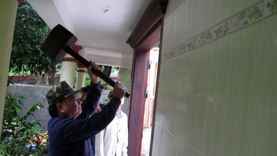 Công nhân tháo dỡ các công trình kiến trúc. (Ảnh: Nguyễn Sơn/TTXVN)