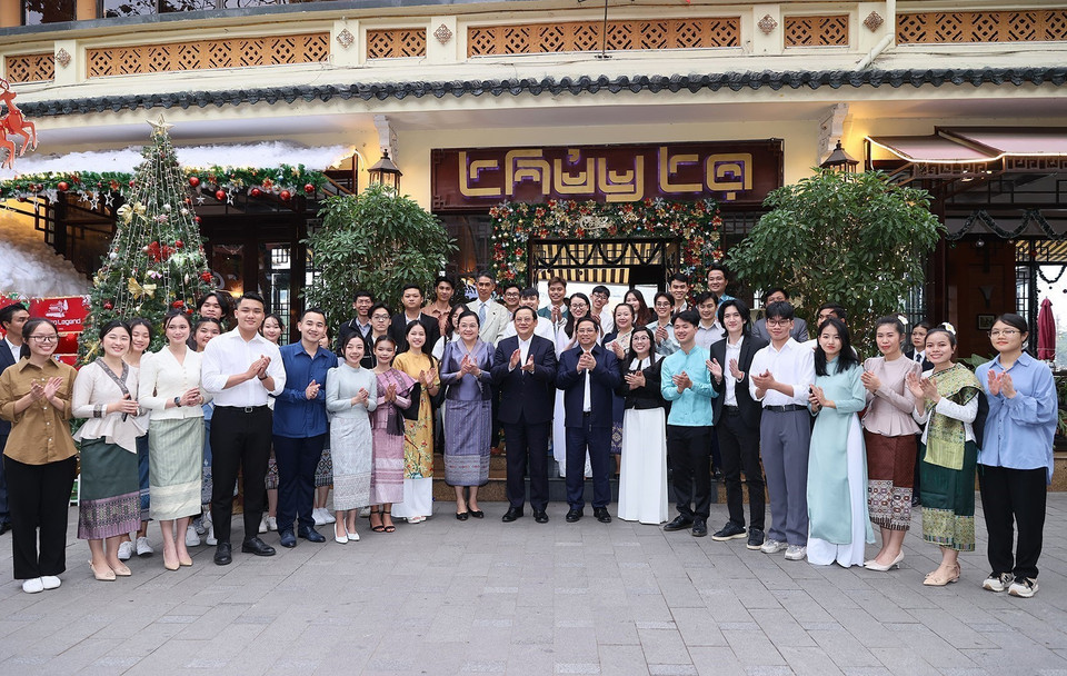 Thủ tướng Phạm Minh Chính và Phu nhân cùng Thủ tướng Sonexay Siphandone và Phu nhân với sinh viên Việt Nam và Lào. (Ảnh: Dương Giang/TTXVN)