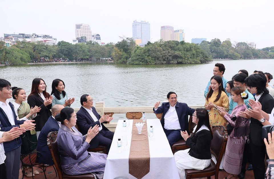 Thủ tướng Phạm Minh Chính và Phu nhân cùng Thủ tướng Sonexay Siphandone và Phu nhân giao lưu cùng sinh viên Việt Nam và Lào. (Ảnh: Dương Giang/TTXVN)