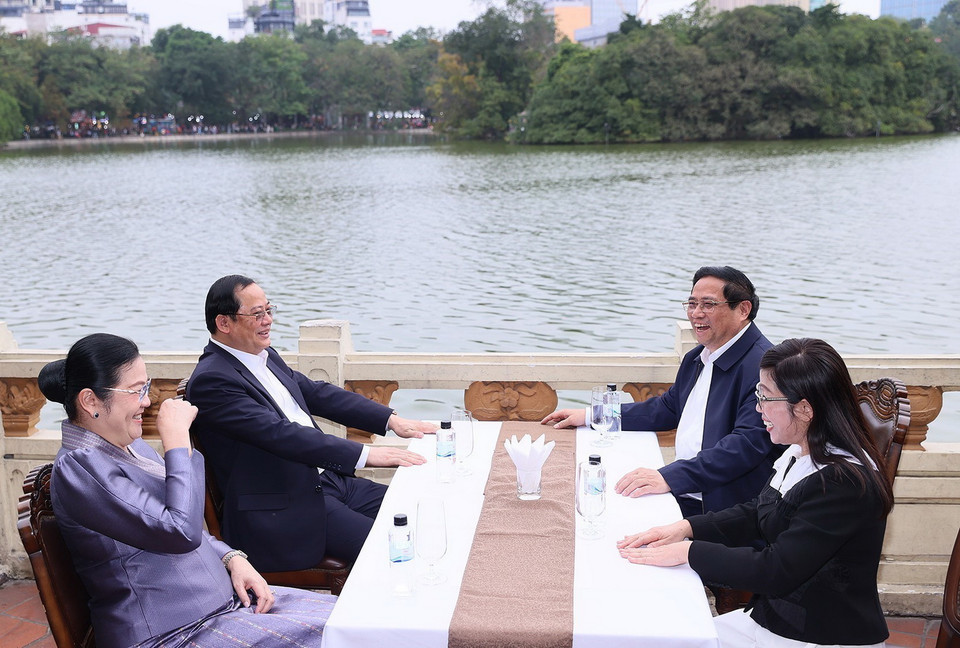 Thủ tướng Phạm Minh Chính và Phu nhân cùng Thủ tướng Sonexay Siphandone và Phu nhân thưởng thức không gian Hồ Hoàn Kiếm. (Ảnh: Dương Giang/TTXVN)