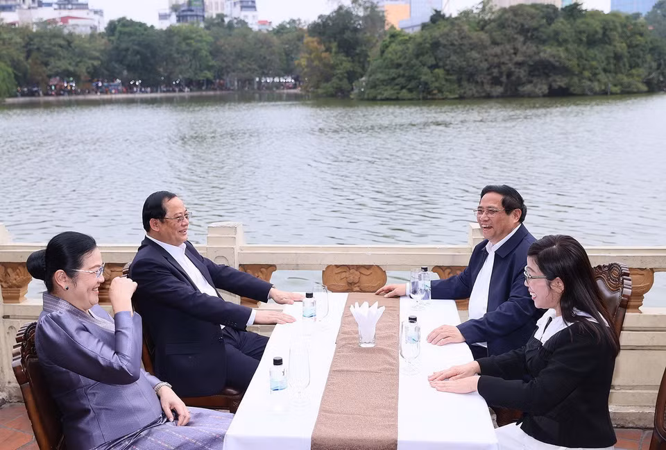 Thủ tướng Phạm Minh Chính và Phu nhân cùng Thủ tướng Sonexay Siphandone và Phu nhân thưởng thức không gian Hồ Hoàn Kiếm. (Ảnh: Dương Giang/TTXVN)