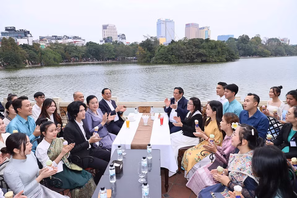 Thủ tướng Phạm Minh Chính và Phu nhân cùng Thủ tướng Sonexay Siphandone và Phu nhân cùng sinh viên hát bài ca đoàn kết Việt Nam và Lào. (Ảnh: Dương Giang/TTXVN)