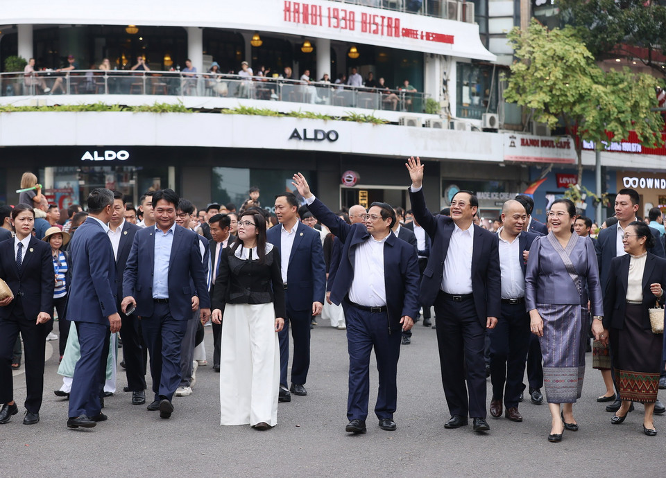 Thủ tướng Phạm Minh Chính và Phu nhân cùng Thủ tướng Sonexay Siphandone và Phu nhân tham quan khu vực Hồ Hoàn Kiếm. (Ảnh: Dương Giang/TTXVN)
