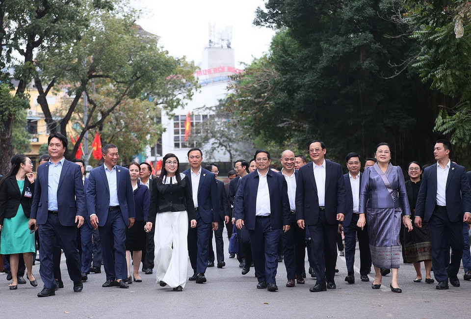 Thủ tướng Phạm Minh Chính và Phu nhân cùng Thủ tướng Sonexay Siphandone và Phu nhân tham quan khu vực Hồ Hoàn Kiếm. (Ảnh: Dương Giang/TTXVN)