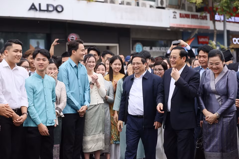 Thủ tướng Phạm Minh Chính và Phu nhân cùng Thủ tướng Sonexay Siphandone và Phu nhân gặp gỡ và giao lưu cùng sinh viên Việt Nam và Lào. (Ảnh: Dương Giang/TTXVN)