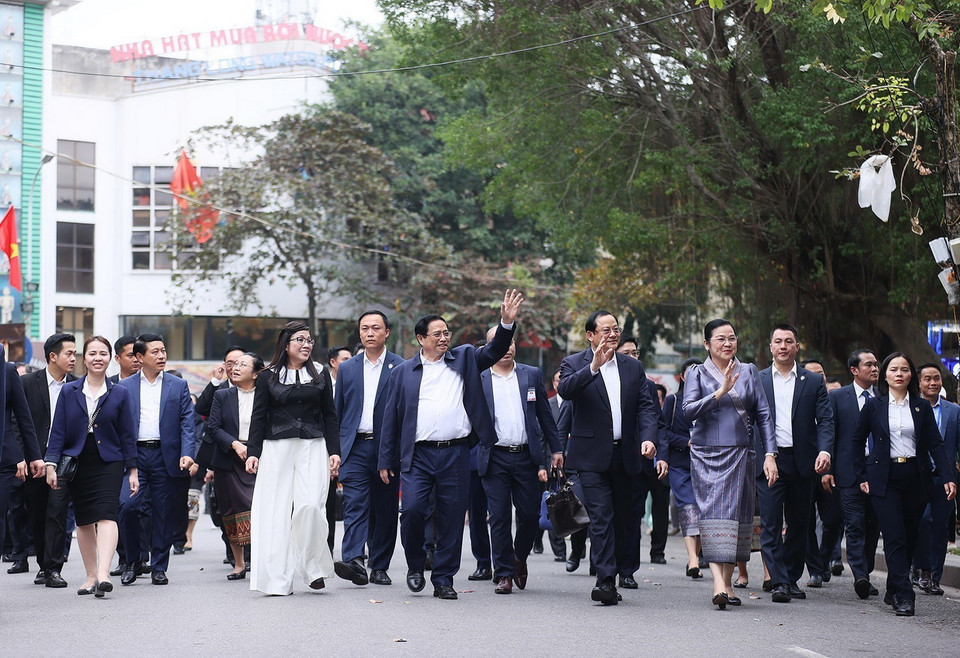 Thủ tướng Phạm Minh Chính và Phu nhân cùng Thủ tướng Sonexay Siphandone và Phu nhân tham quan khu vực Hồ Hoàn Kiếm. (Ảnh: Dương Giang/TTXVN)