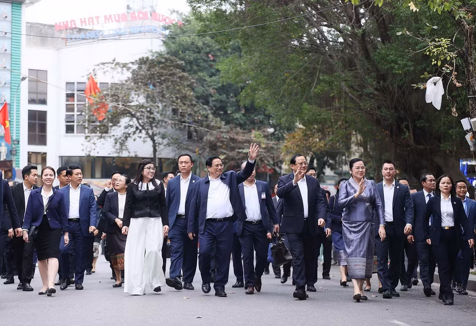 Thủ tướng Phạm Minh Chính và Phu nhân cùng Thủ tướng Sonexay Siphandone và Phu nhân tham quan khu vực Hồ Hoàn Kiếm. (Ảnh: Dương Giang/TTXVN)