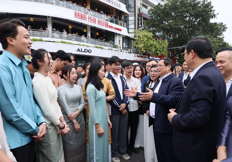 Thủ tướng Phạm Minh Chính và Phu nhân cùng Thủ tướng Sonexay Siphandone và Phu nhân gặp gỡ và giao lưu cùng sinh viên Việt Nam và Lào. (Ảnh: Dương Giang/TTXVN)