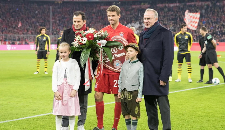 Trước trận đấu, Thomas Mueller được đội bóng vinh danh sau khi cán mốc 500 trận đấu cho Bayern. (Nguồn: fcb.de)