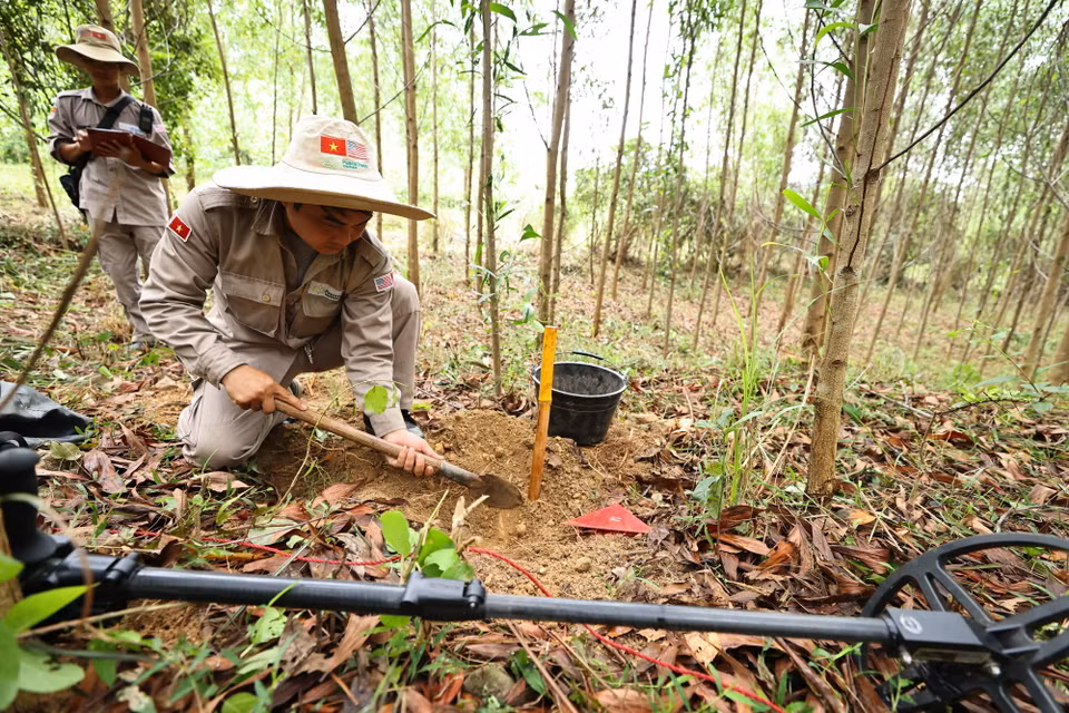 Đội rà phá, bom mìn BAC4 (PeaceTrees Quảng Trị) triển khai, làm sạch những diện tích đất đồi tại huyện Đakrông, đem lại đất sản xuất cho nhân dân. (Ảnh: Minh Đức/TTXVN)