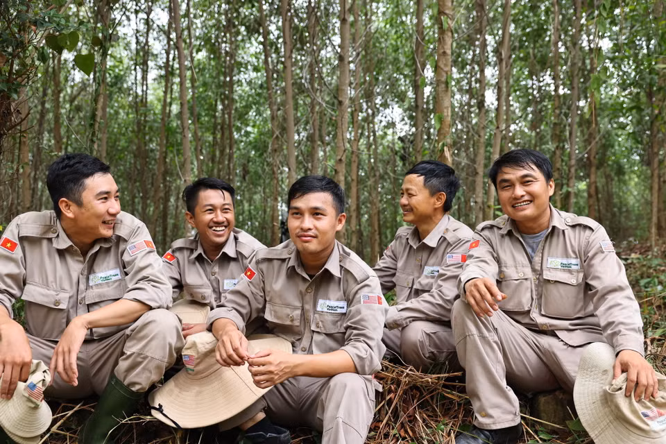 Giờ nghỉ giải lao của các thành viên đội rà phá BAC4 (PeaceTrees Quảng Trị) sau những giờ căng thẳng làm việc đem lại những diện tích đất sạch cho nhân dân trồng trọt, sản xuất. (Ảnh: Minh Đức/TTXVN)