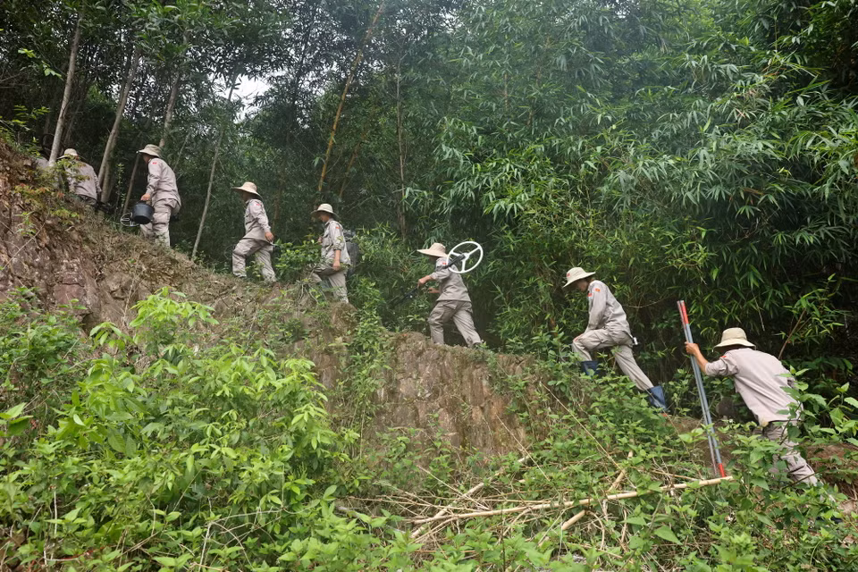 Đội rà phá, bom mìn BAC4 (PeaceTrees Quảng Trị) lên đường làm sạch những vùng đất thuộc huyện Đakrông, đem lại đất sản xuất cho nhân dân. (Ảnh: Minh Đức/TTXVN)