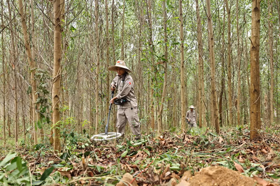 Đội rà phá, bom mìn BAC4 (PeaceTrees Quảng Trị) triển khai, làm sạch những diện tích đất đồi tại huyện Đakrông, đem lại đất sản xuất cho nhân dân. (Ảnh: Minh Đức/TTXVN)