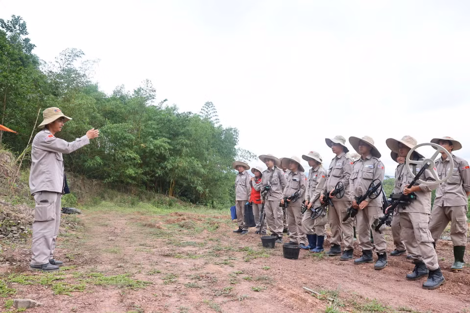 Đội rà phá, bom mìn BAC4 (PeaceTrees Quảng Trị) họp, phổ biến, quán triệt nhiệm vụ cho các thành viên trước khi thực hiện rà phá bom mìn. (Ảnh: Minh Đức/TTXVN)