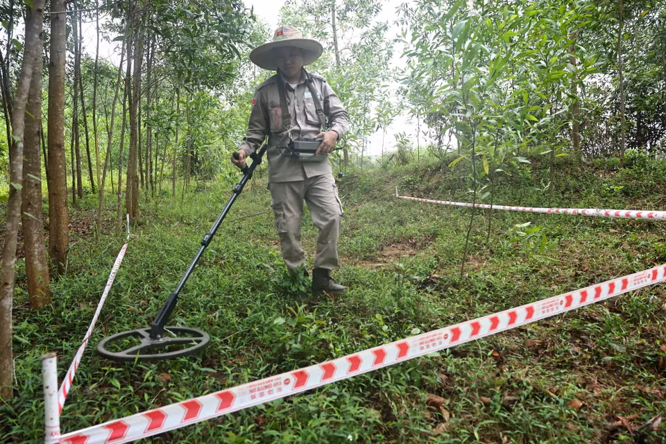 Đội rà phá, bom mìn BAC4 (PeaceTrees Quảng Trị) triển khai các công tác đảm bảo an toàn trước khi làm sạch những vùng đất trên địa bàn huyện Đakrông (Quảng Trị). (Ảnh: Minh Đức/TTXVN)