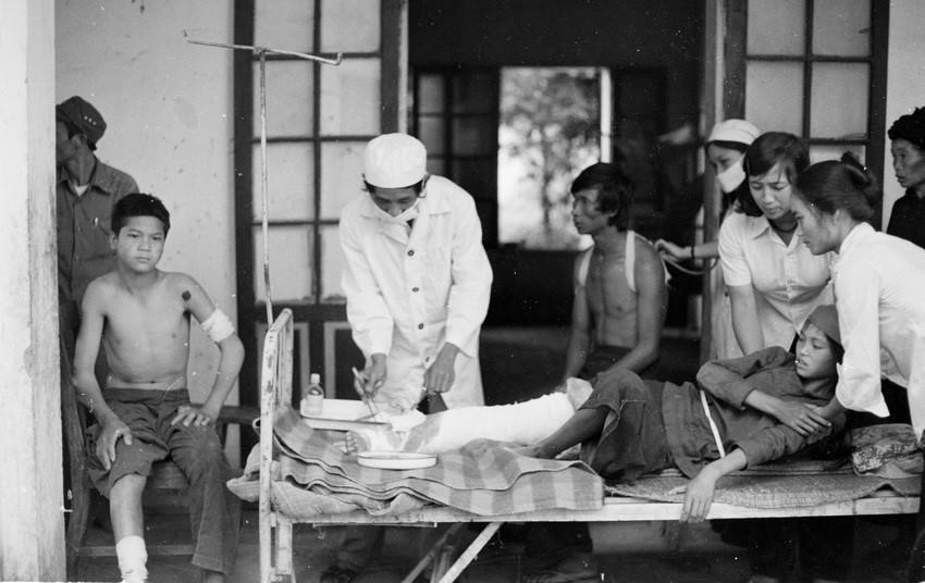 Bác sỹ cứu chữa vết thương cho các học sinh trường Phổ thông cơ sở xã Quyết Tiến, huyện Quản Bạ, tỉnh Hà Tuyên bị trúng mảnh đạn pháo trong khi đang vui chơi. (Ảnh: Hứa Kiểm/TTXVN)