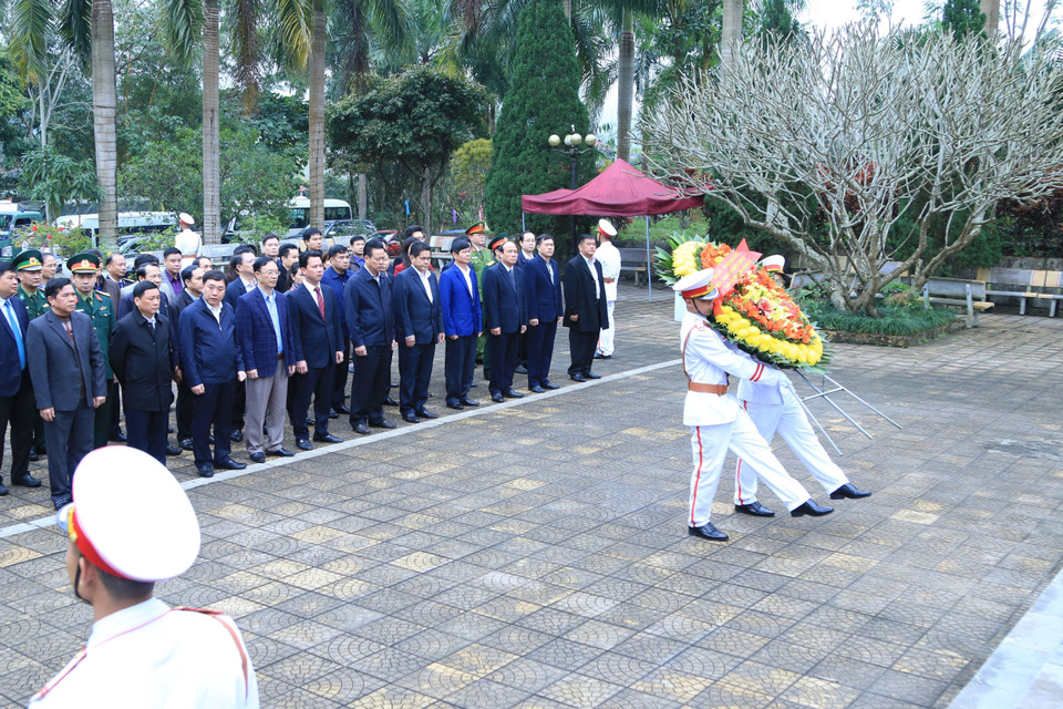 Thường trực Tỉnh ủy, Đoàn Đại biểu Quốc hội, HĐND, UBND tỉnh Hà Giang cùng các sở, ban, ngành của tỉnh và huyện Vị Xuyên đến dâng hương, dâng hoa tại Nghĩa trang Liệt sĩ Quốc gia Vị Xuyên (ngày 21/1/2020). (Ảnh: Minh Tâm/TTXVN)