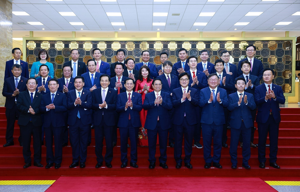 Thủ tướng Phạm Minh Chính và Chủ tịch Quốc hội Hàn Quốc Woo Won-shik cùng thành viên đoàn đại biểu hai nước. (Ảnh: Dương Giang/TTXVN)