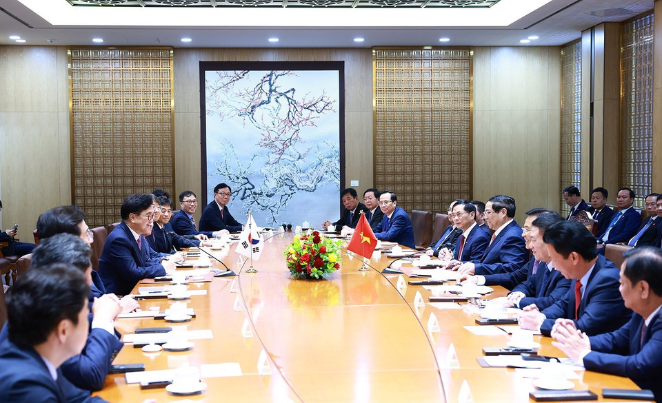 Thủ tướng Phạm Minh Chính hội kiến Chủ tịch Quốc hội Hàn Quốc Woo Won-shik. (Ảnh: Dương Giang/TTXVN)