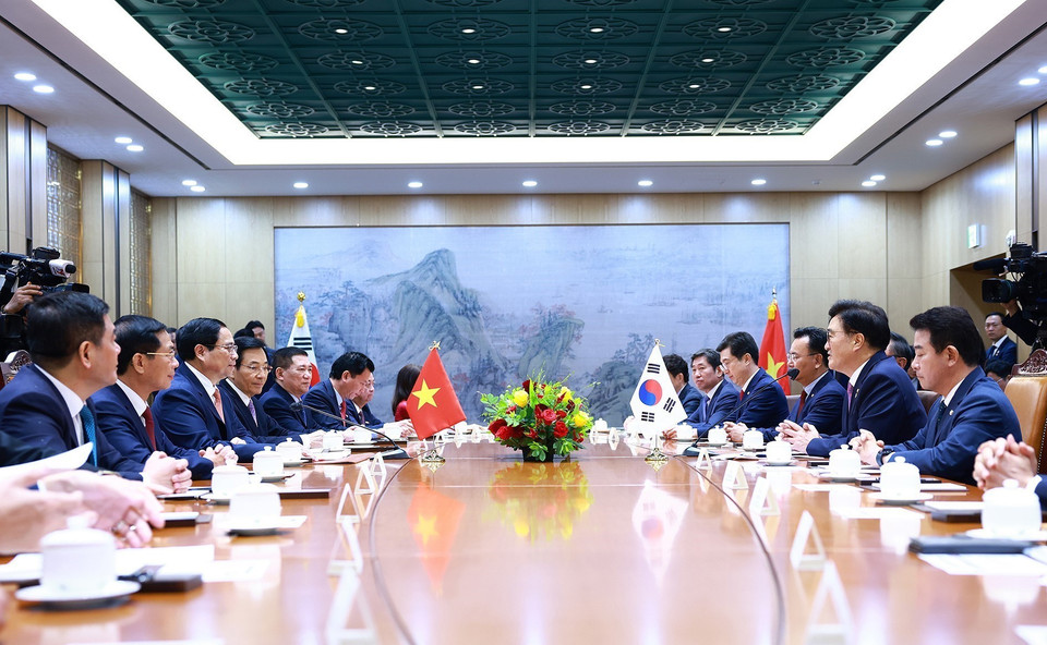 Thủ tướng Phạm Minh Chính hội kiến Chủ tịch Quốc hội Hàn Quốc Woo Won-shik. (Ảnh: Dương Giang/TTXVN)