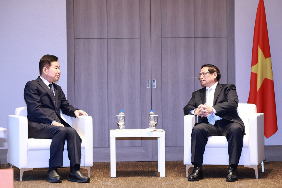 Thủ tướng Phạm Minh Chính tiếp nguyên Chủ tịch Quốc hội, Chủ tịch nghiên cứu đổi mới sáng tạo toàn cầu Hàn Quốc Kim Jin Pyo. (Ảnh: Dương Giang/TTXVN)