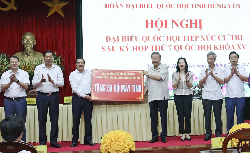 Chủ tịch nước Tô Lâm tặng 50 bộ máy tính cho học sinh thành phố Hưng Yên. (Ảnh: Nhan Sáng/TTXVN)