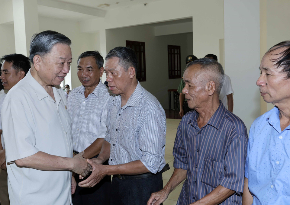 Chủ tịch nước Tô Lâm với các cử tri tỉnh Hưng Yên. (Ảnh: Nhan Sáng/TTXVN)